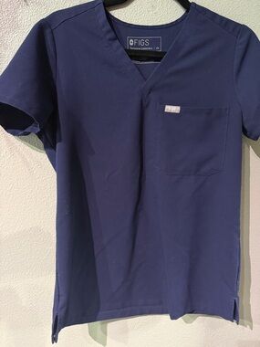 Figs Women’s V neck scrub top. Navy blue. In great condition. Size XS.